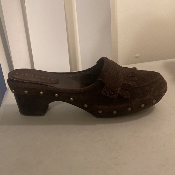 NINE & Company Y2K Brown Suede Clog Sandals W/Metal Rivets & Front Fringe Sz 9.5 - Picture 5 of 10